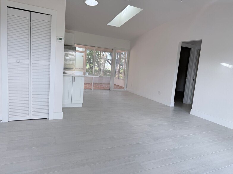 Building Photo - SECTION 8!!! 3/2 pool home with 2 BONUS ROOMS AVAILABLE 09/01/2026