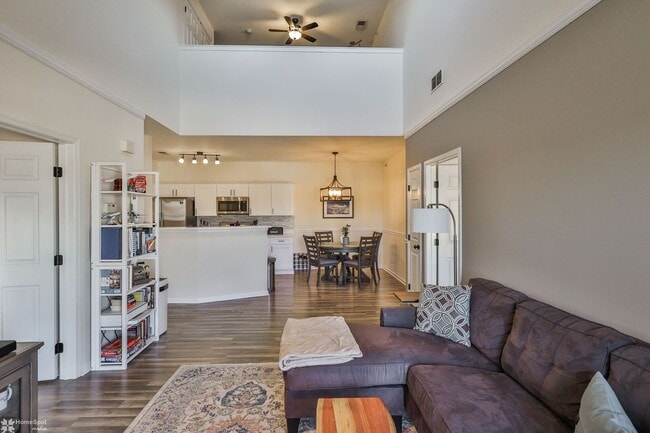 Building Photo - Bright, spacious 2-bedroom / 2-bath condo available now!