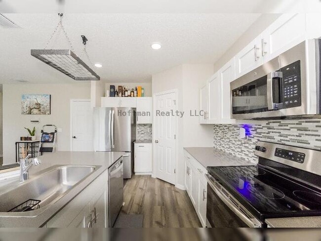 Building Photo - Spacious 5-Bedroom Home in Amenity-Rich Tr...