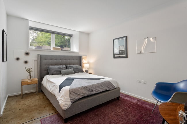 Building Photo - 1019 N Wolcott Ave