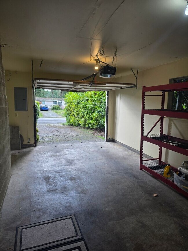 Building Photo - Beautiful 3 bedroom on large lot.