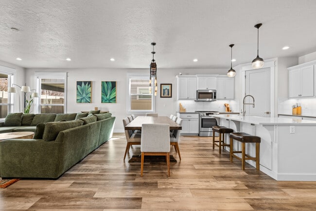 Building Photo - 3340 W Lassen Dr