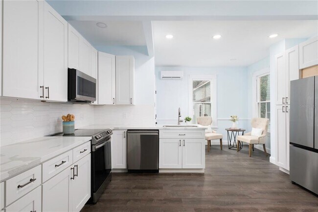 Building Photo - 735 E University Ave