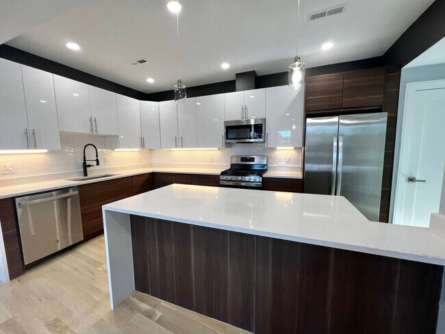 Primary Photo - Luxury 4 Bed/2 Bath, LAUNDRY IN-UNIT, Newl...