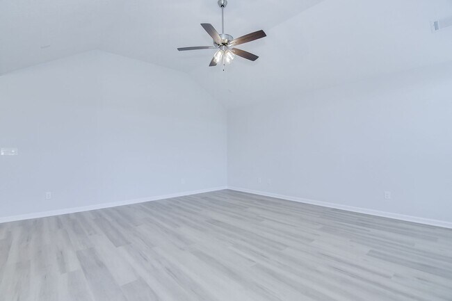 Building Photo - Like New Home - 4 Bed 3 Bath