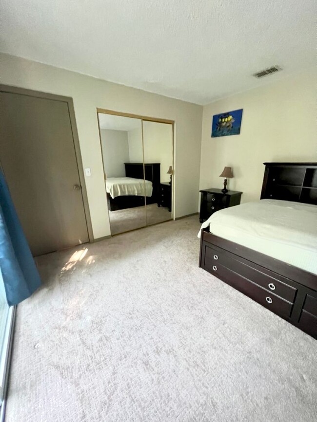 Building Photo - Two Bed, 1.5 bath Townhouse in the heart o...