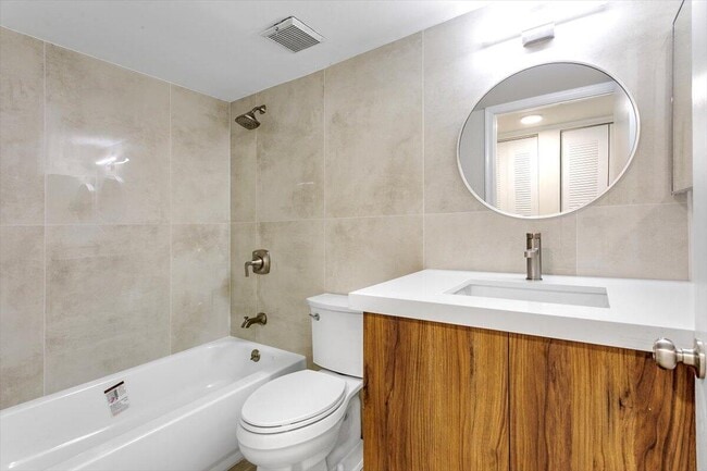 Building Photo - 700 Waterside Dr