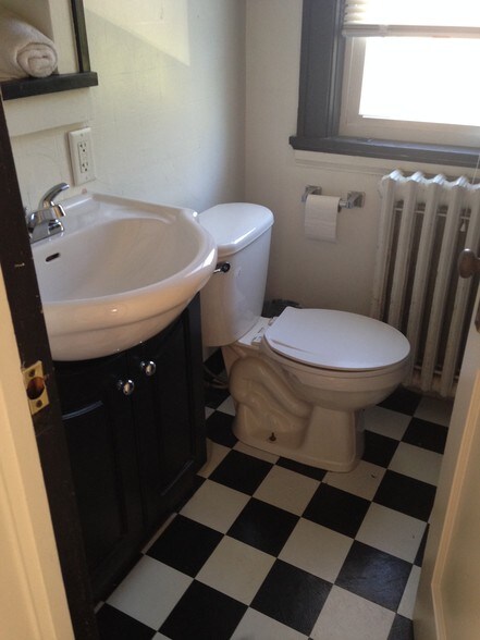 Building Photo - 320 E 5th St