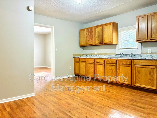 Building Photo - 405 S Oak St