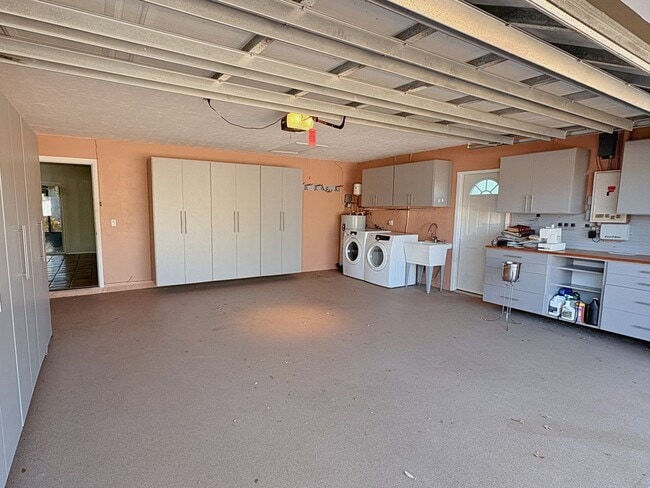 Building Photo - 3 Bed 2 Bath Home with Large Fenced Backyard & Screened Lanai — Available Now