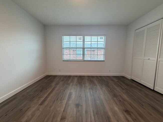 Building Photo - 413 N Cypress Dr
