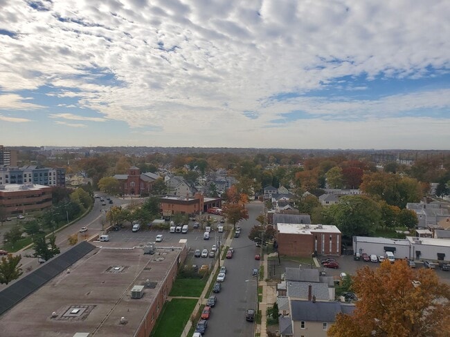 Building Photo - Renovated, centrally located and with lots of amenities (& great views) describes this 11th fl, 2...