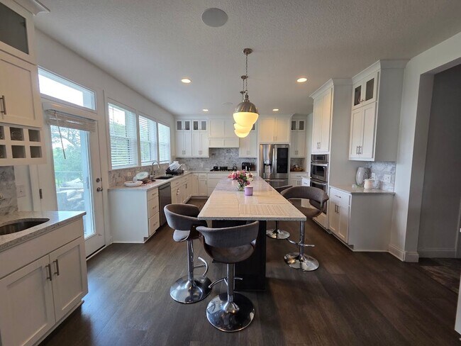 Building Photo - Beautiful 5 Bedroom 5 Bath in Woodbury