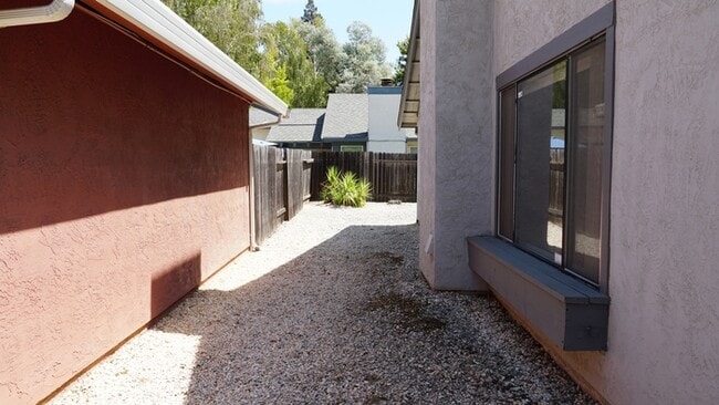 Building Photo - Charming 2 bedroom 2 bathroom home in the pocket area of Sacramento!
