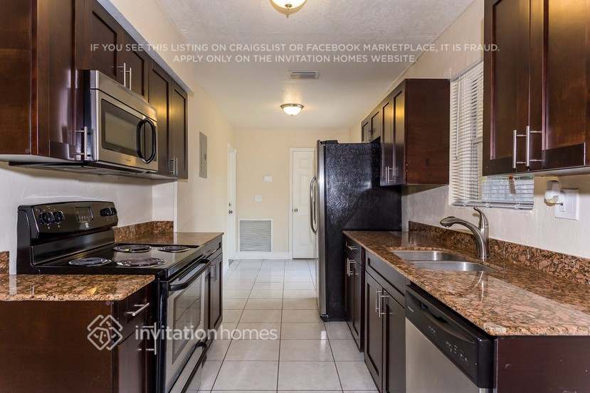 Building Photo - 1443 SW 10th St