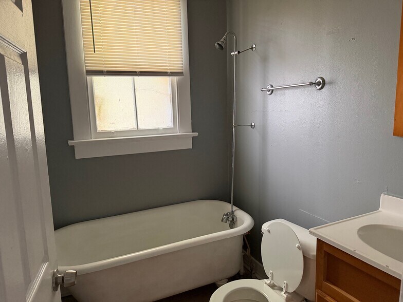 Building Photo - 2454 N Derbigny St