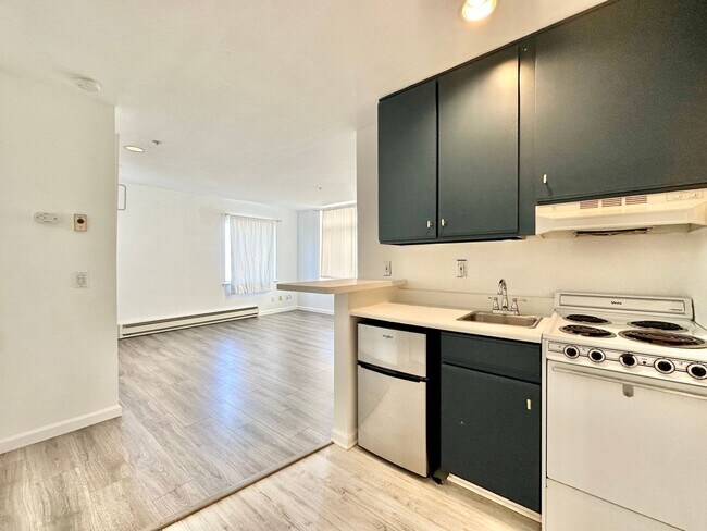Building Photo - Epic REA: Bright Top Floor Corner Studio w...