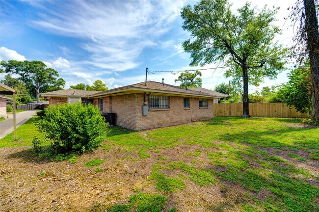 Building Photo - 9811 Shadydale Ln