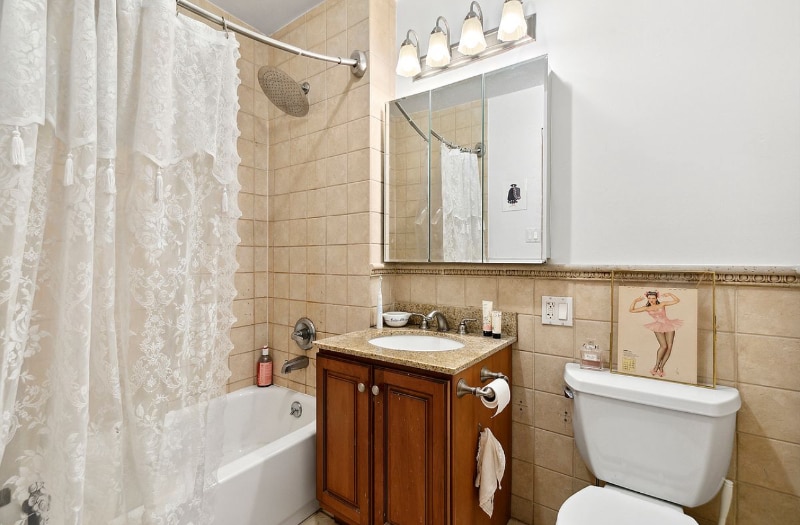 Building Photo - 65 W 70th St