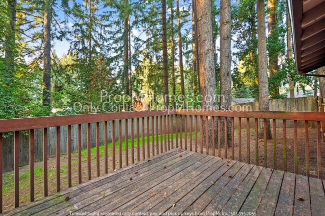Building Photo - Spacious Tri-level Four Bedroom Home On Qu...