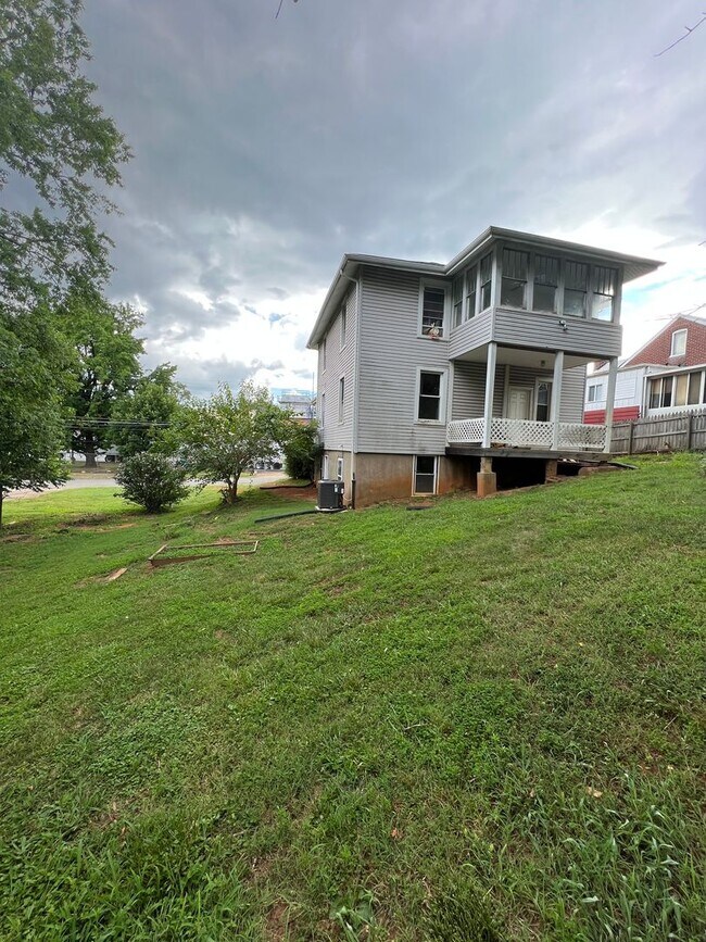 Building Photo - 3 Bedroom Home in Lynchburg