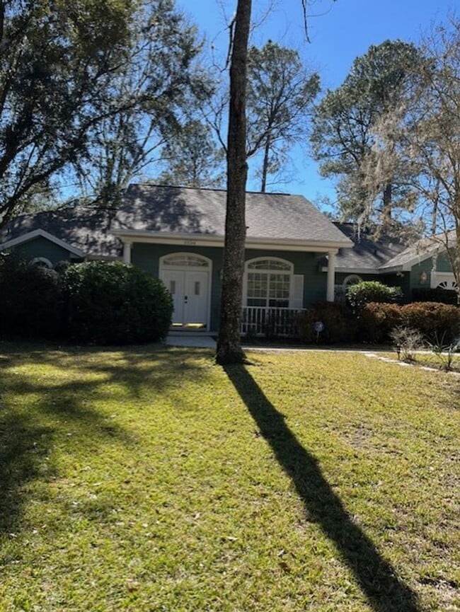 Building Photo - Beautiful and completely Renovated 3/2 fen...