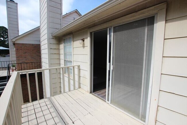 Building Photo - Coming Soon! 2 bed 2 bath Apartment in Sou...