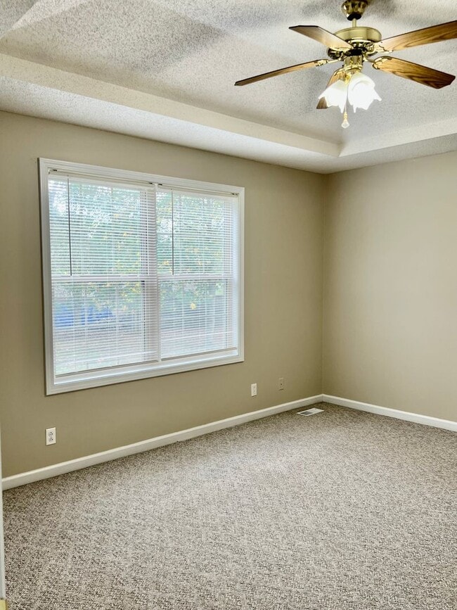 Building Photo - AVAILABLE NOW! 3 Bedroom Home Available of...