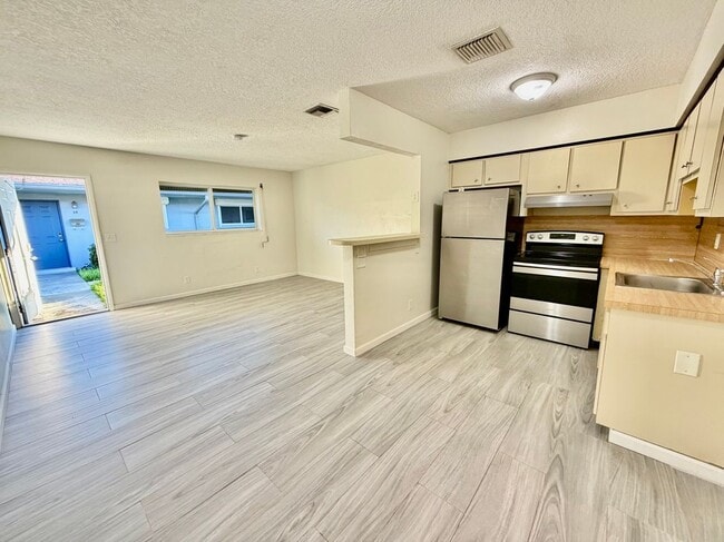 Building Photo - 1821 N 17th Ct