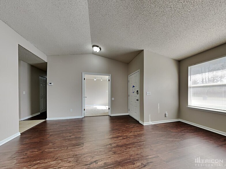 Building Photo - 5173 Horse Track Dr N