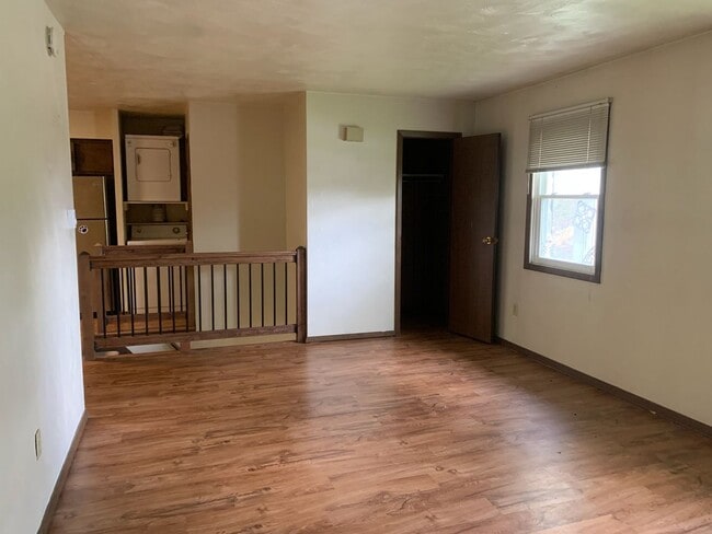 Building Photo - 2 Bedroom, 1 Bath Second Floor Apartment i...