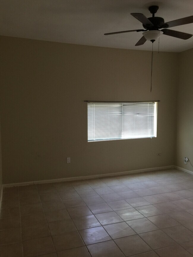 Building Photo - Completely renovated Large house, perfect for a family or young professional!