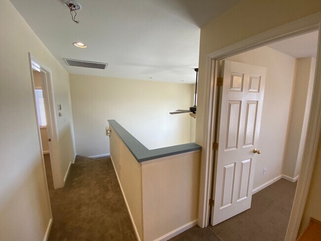 Building Photo - North Valley - 3 Bed 2 Bath - Near Water P...