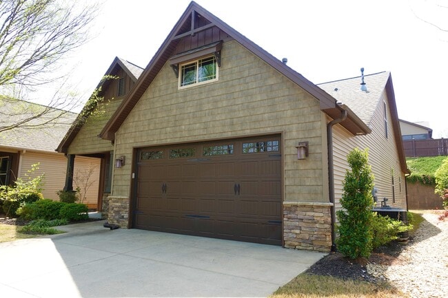 Building Photo - 210 Windthistle Dr