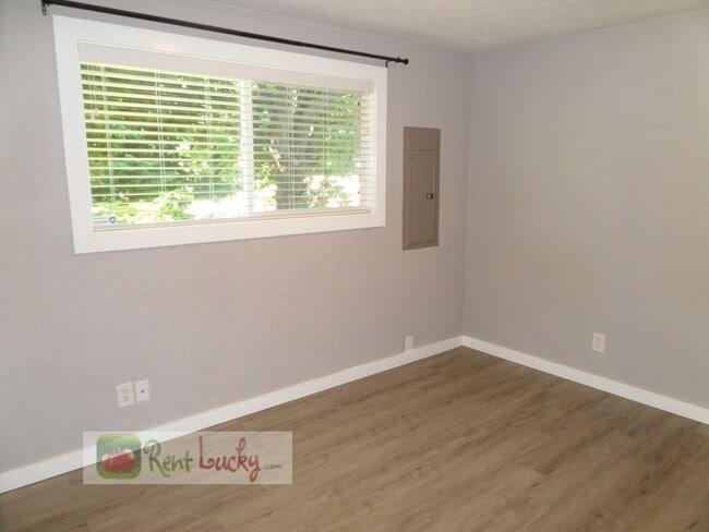 Building Photo - Adorable 3-Bedroom Home w/Large Fenced Yar...