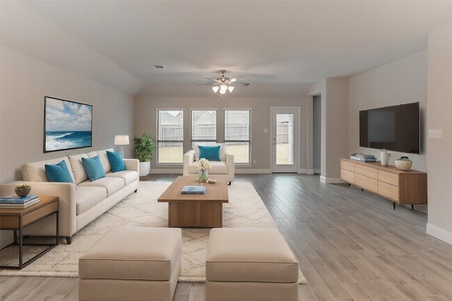 Building Photo - 5917 Bellflower Dr