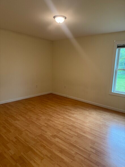Building Photo - 100 Jay Bird Ln