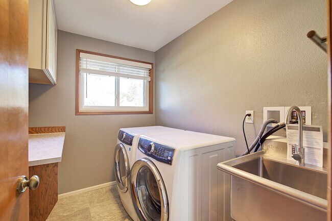 Building Photo - 4Bd/2.5Ba Renton House