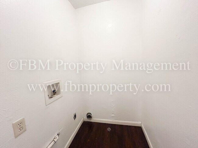 Building Photo - 608-B Walter Stephenson - Downstairs 2 Bed...