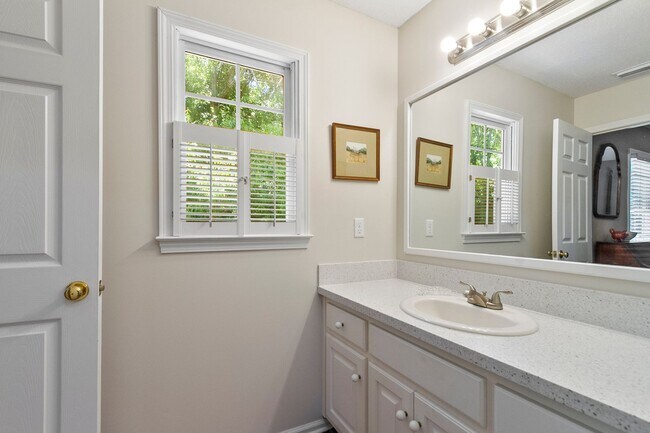 Building Photo - Beautiful 5 Bed 3.5 Bath Home! Available N...