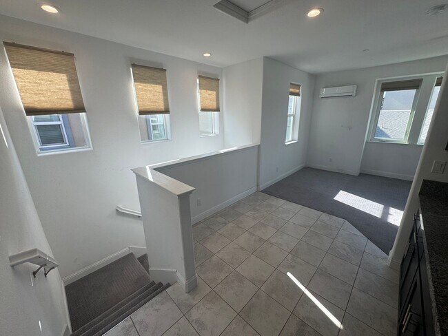 Building Photo - 3 bedroom | 3.5 bathroom | Davis Single Fa...