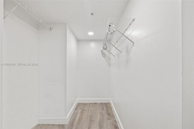 Building Photo - 470 S Park Rd