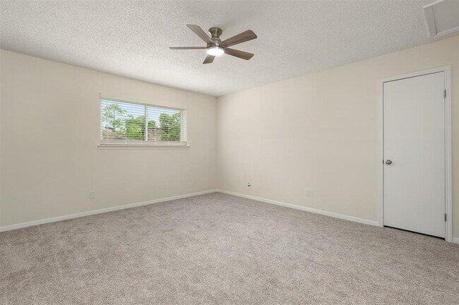 Building Photo - 831 Silverpines Rd