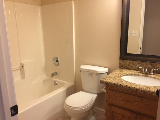 Building Photo - Beautiful 3 Bed 2 Bath in Riverlakes Community - Northwest Bakersfield- $2,450 Rent