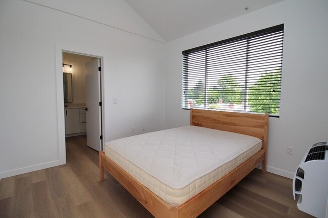 Building Photo - 2516 NE Flanders St