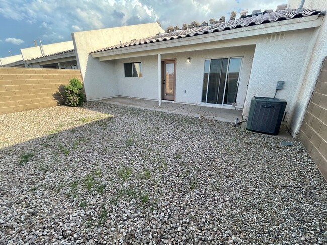 Building Photo - Yuma Meadows Condo