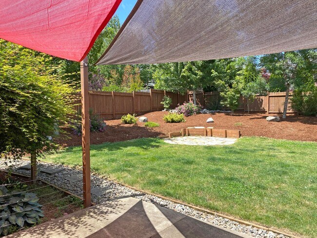 Building Photo - Beautiful Single Level Home in North Albany!