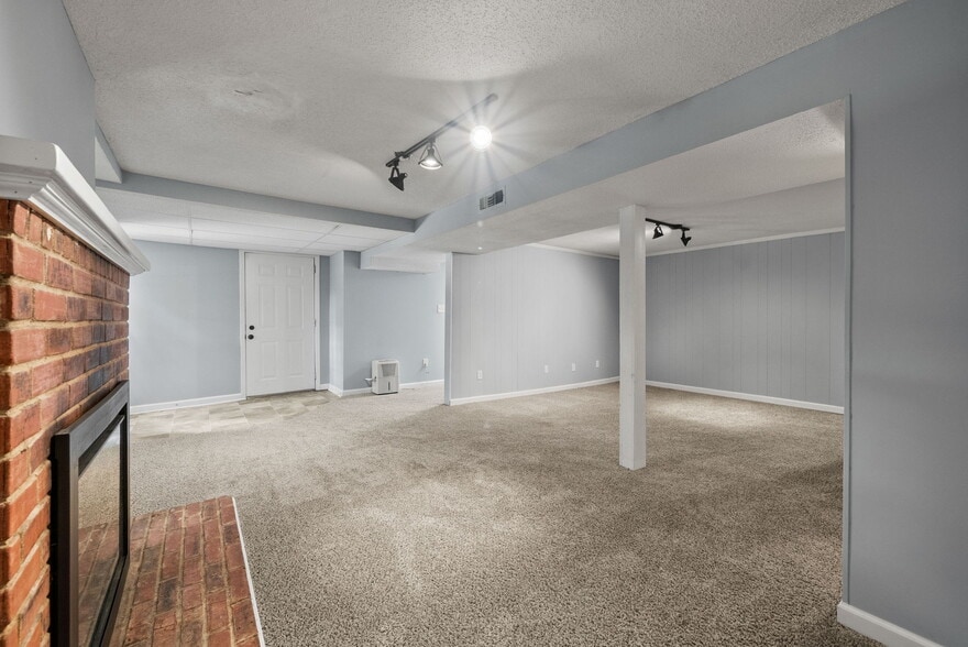 Building Photo - 167 Taft Dr