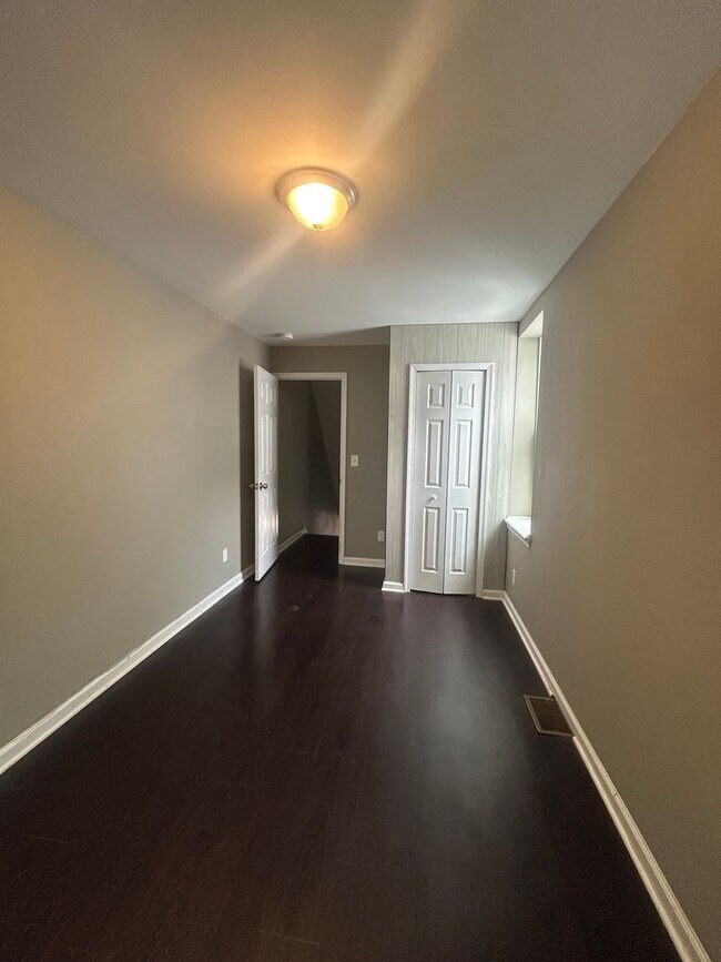 Building Photo - This end-of-row townhome Old Uptown Harris...