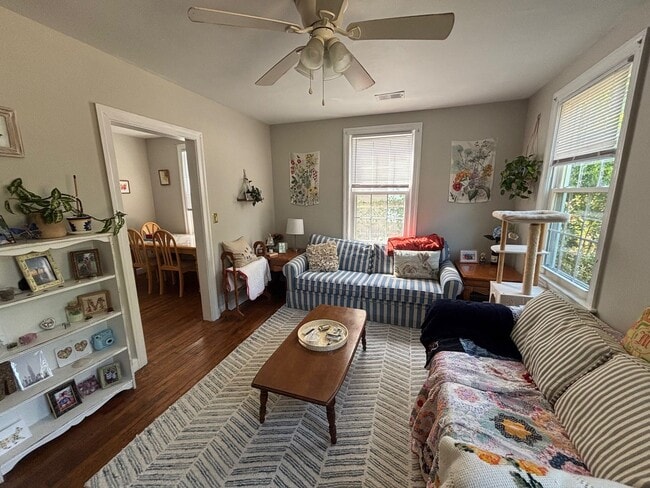 Building Photo - Rosewood Cutie